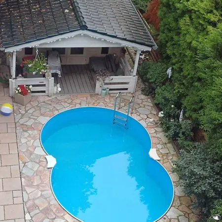 Ferienwohnungen Vogelnest Zentral In Muehlhausen Mit Pool Экстерьер фото